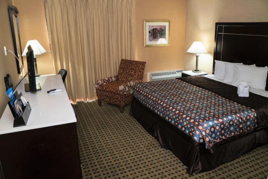 Postel nebo postele na pokoji v ubytování California Inn Barstow