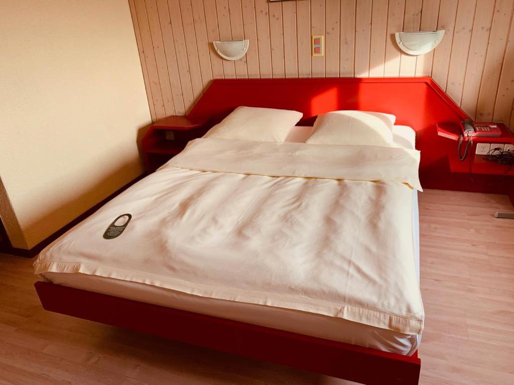Postel nebo postele na pokoji v ubytování Hotel Lyssach