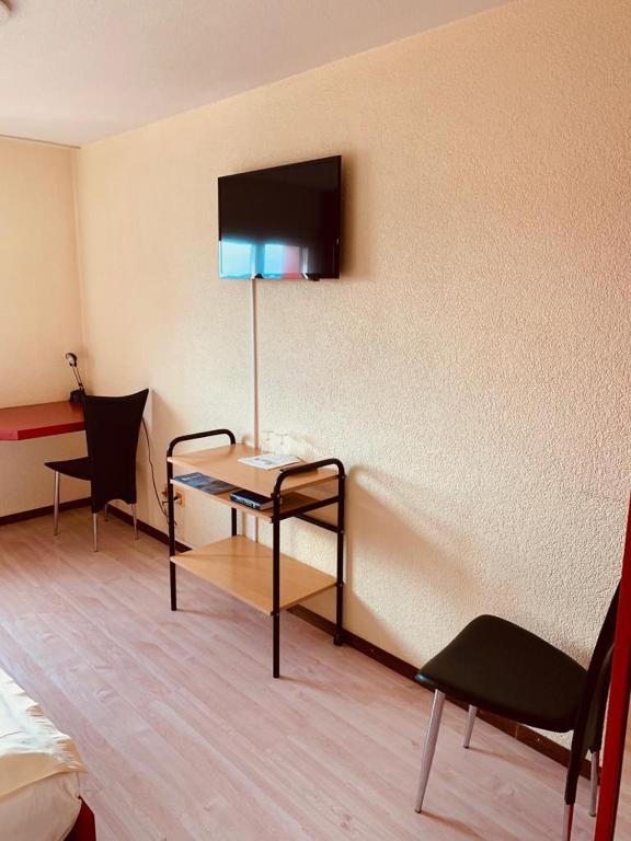 TV a/nebo společenská místnost v ubytování Hotel Lyssach