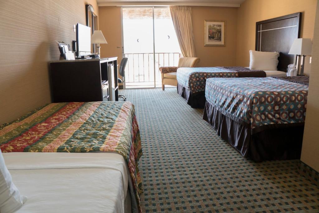 Postel nebo postele na pokoji v ubytování California Inn Barstow