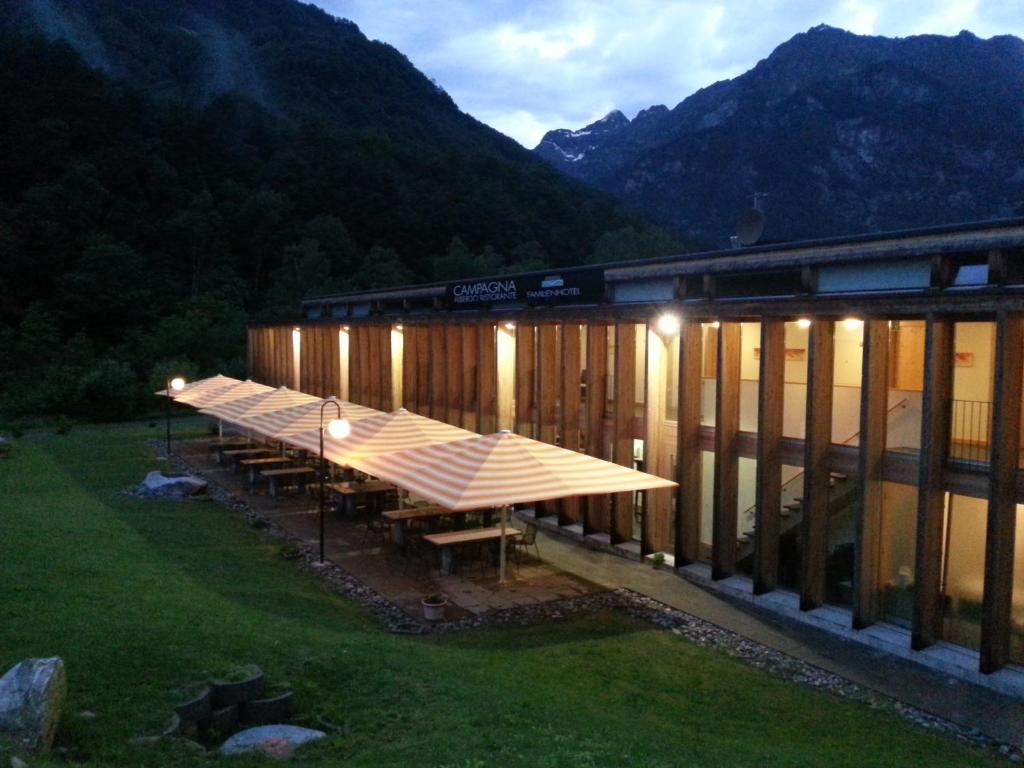 Nespecifikovaný výhled na hory nebo výhled na hory při pohledu z hotelu