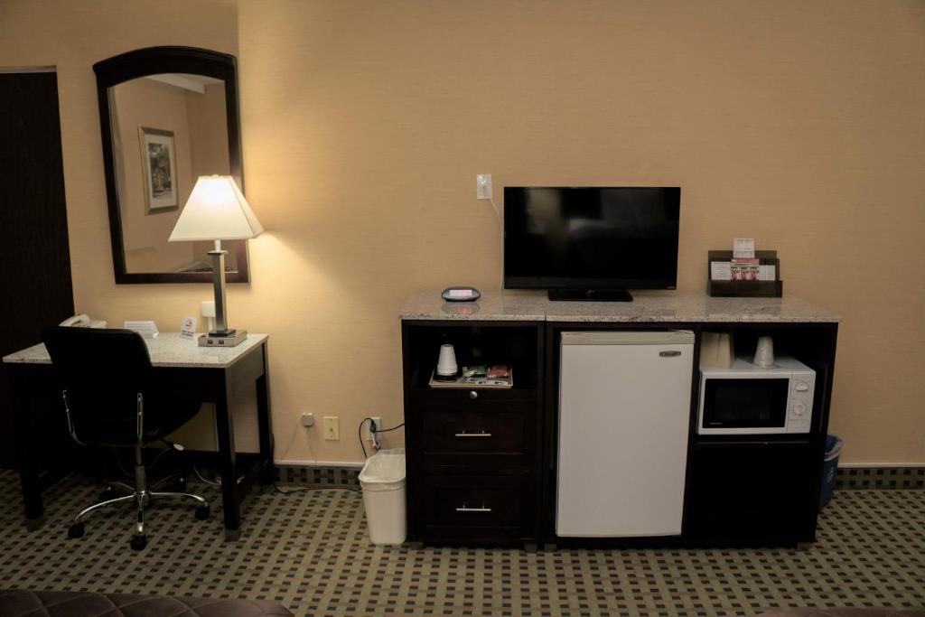 TV a/nebo společenská místnost v ubytování California Inn Barstow