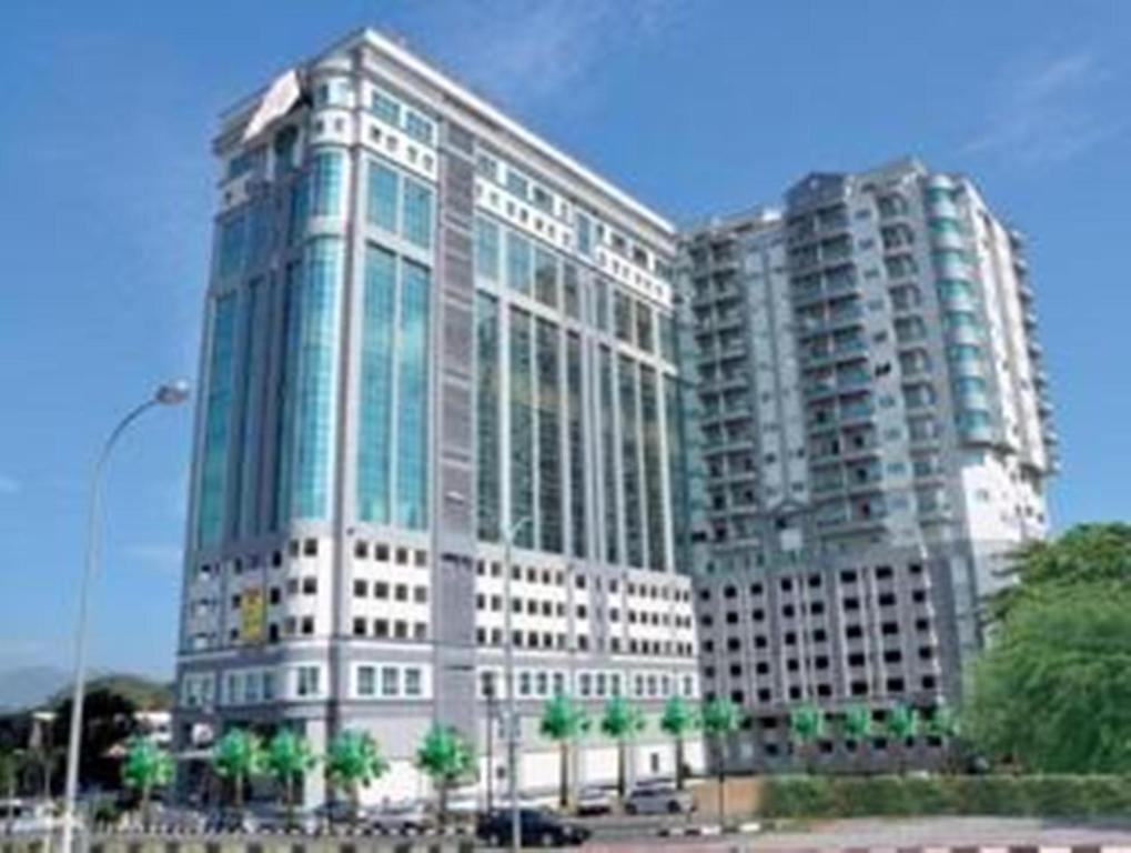 怡保的住宿－麗晶塔公寓式酒店，两座高大的建筑,前面有棕榈树