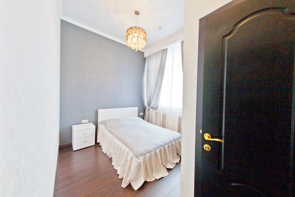 Habitación pequeña con cama y ventana en Hotel Etnika, en Kazán
