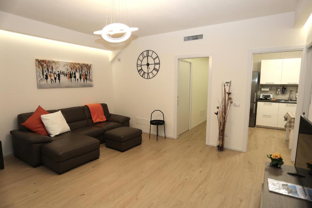salon z kanapą i stołem w obiekcie DB Apartments - Dabasso w Mestre