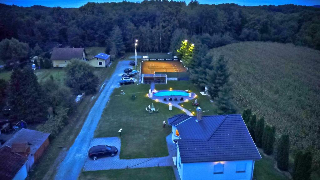 z góry widok na dom z basenem na dziedzińcu w obiekcie Falamić Sport Resort w mieście FeriÄanci