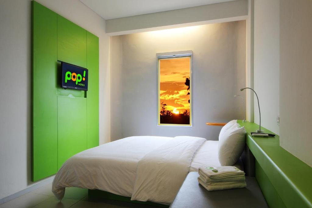 Postel nebo postele na pokoji v ubytování POP! Hotel Airport Jakarta