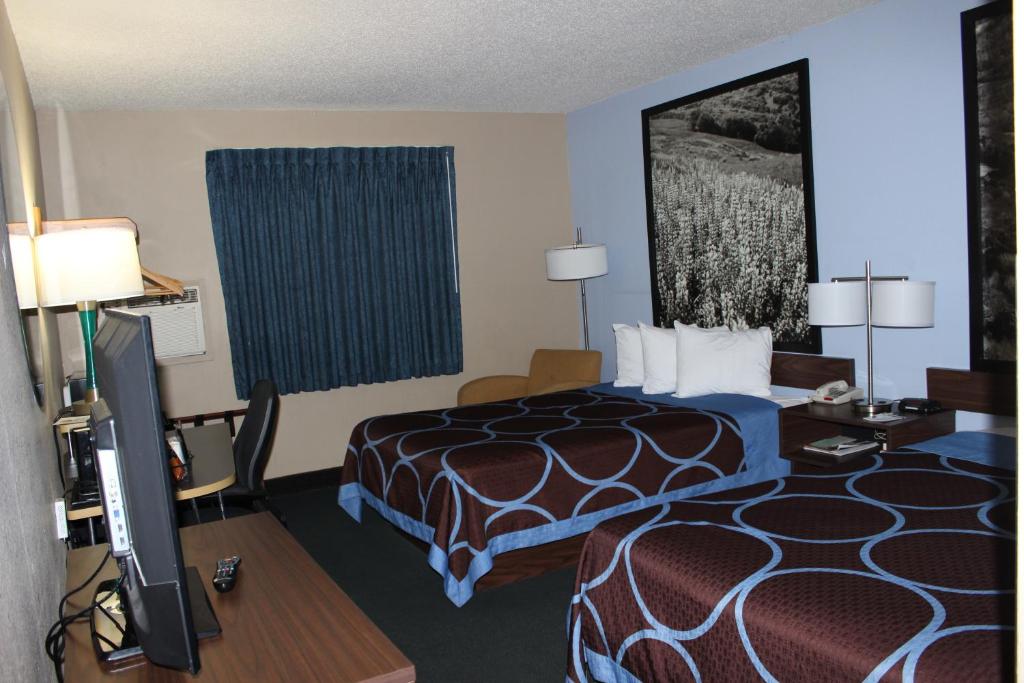Postel nebo postele na pokoji v ubytování Super 8 by Wyndham East Stroudsburg - Poconos