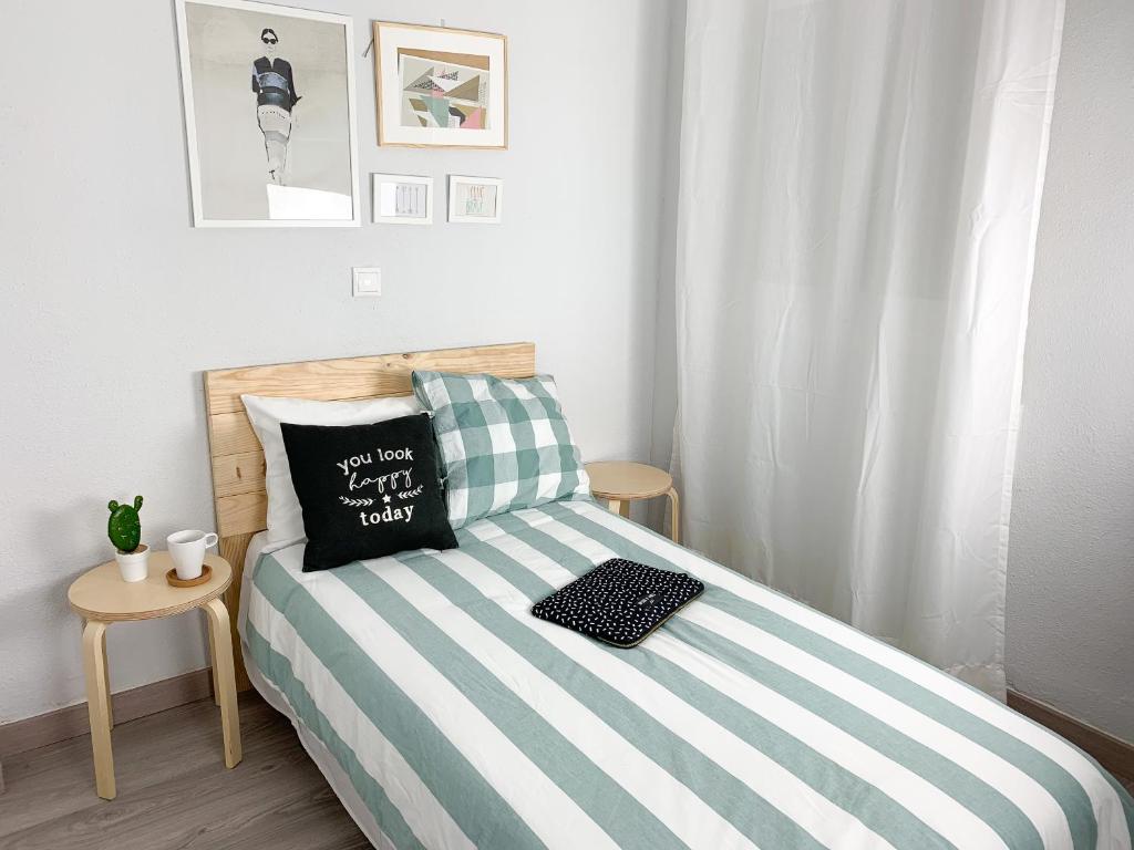 Postel nebo postele na pokoji v ubytování COSY FLATS BENIDORM CENTRO 2º