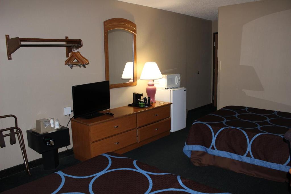 TV a/nebo společenská místnost v ubytování Super 8 by Wyndham East Stroudsburg - Poconos