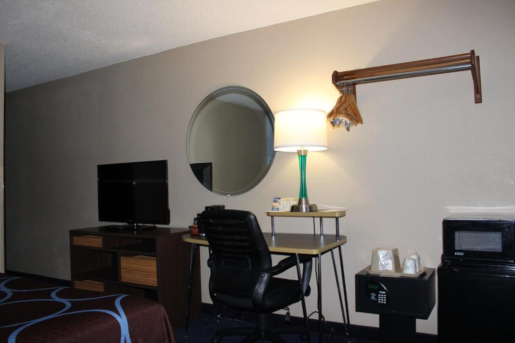 TV a/nebo společenská místnost v ubytování Super 8 by Wyndham East Stroudsburg - Poconos