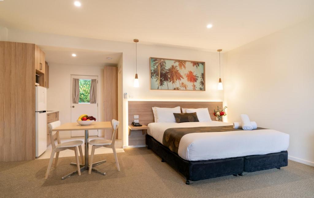 Una cama o camas en una habitación de Boathouse Resort Studios and Suites