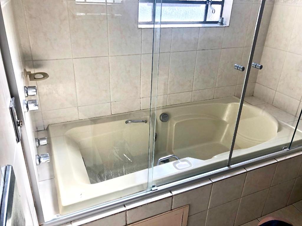  Ampla Suíte grande com Hidro em sobrado grande no meio do Brooklin