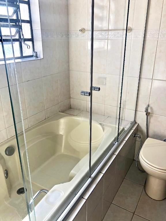  Ampla Suíte grande com Hidro em sobrado grande no meio do Brooklin