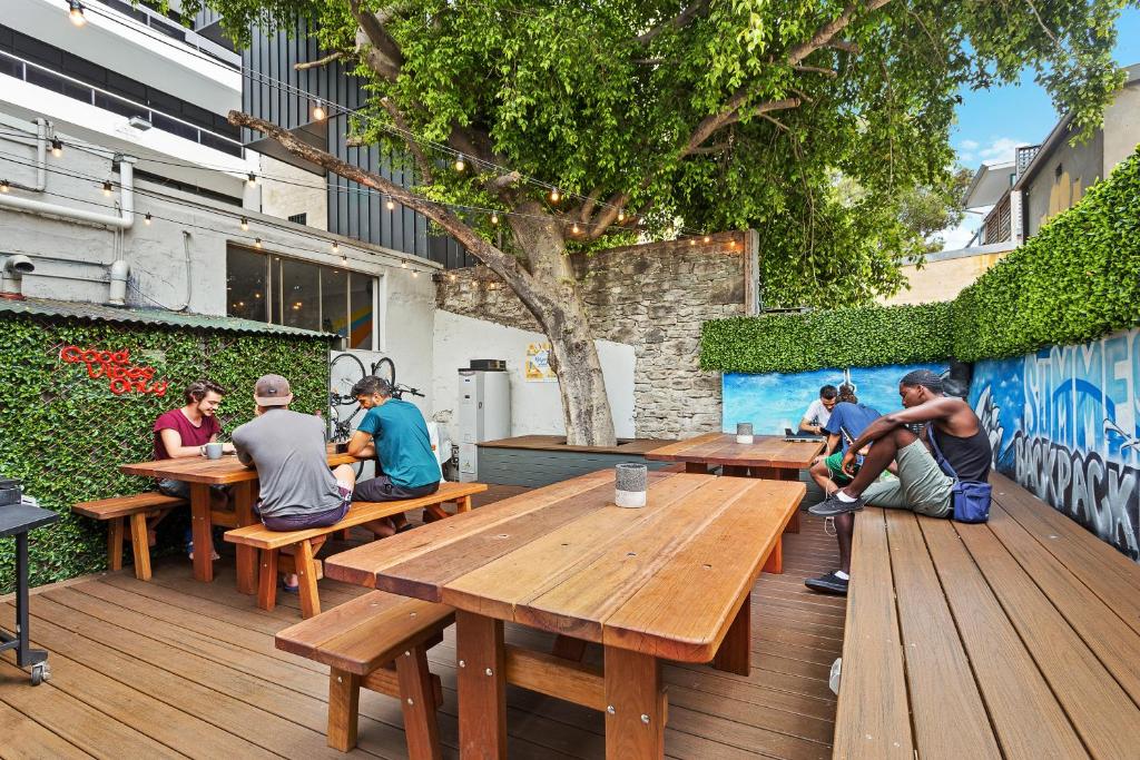 un groupe de personnes assises à des tables sur une terrasse dans l'établissement Summer House Kings Cross, Sydney, à Sydney