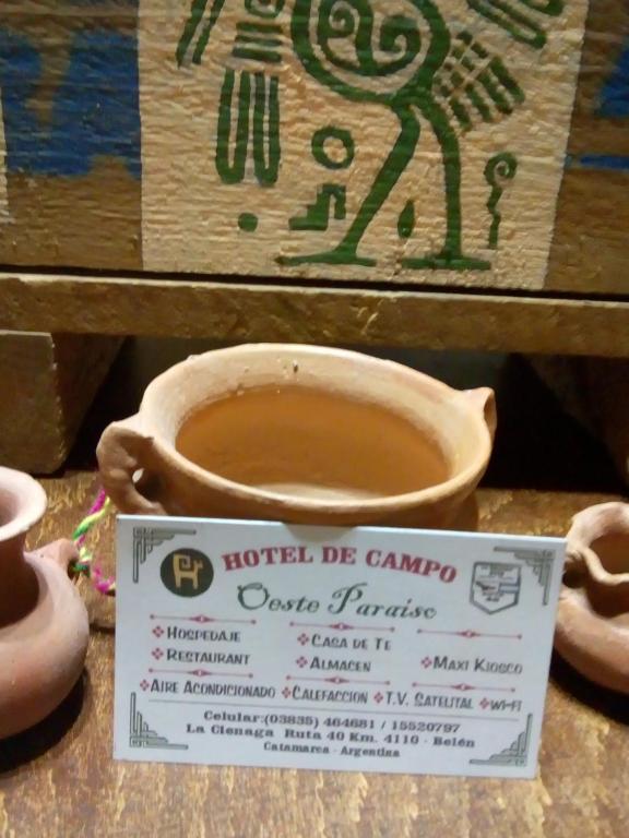 a sign in front of a cup of coffee at Hotel de Campo Oeste Paraíso in La Ciénaga