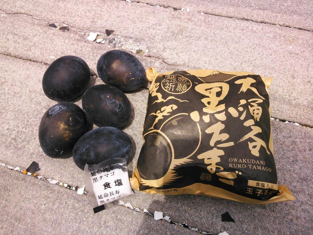 una bolsa de patatas en el suelo junto a una bolsa de comida en Fukushimakan en Hakone
