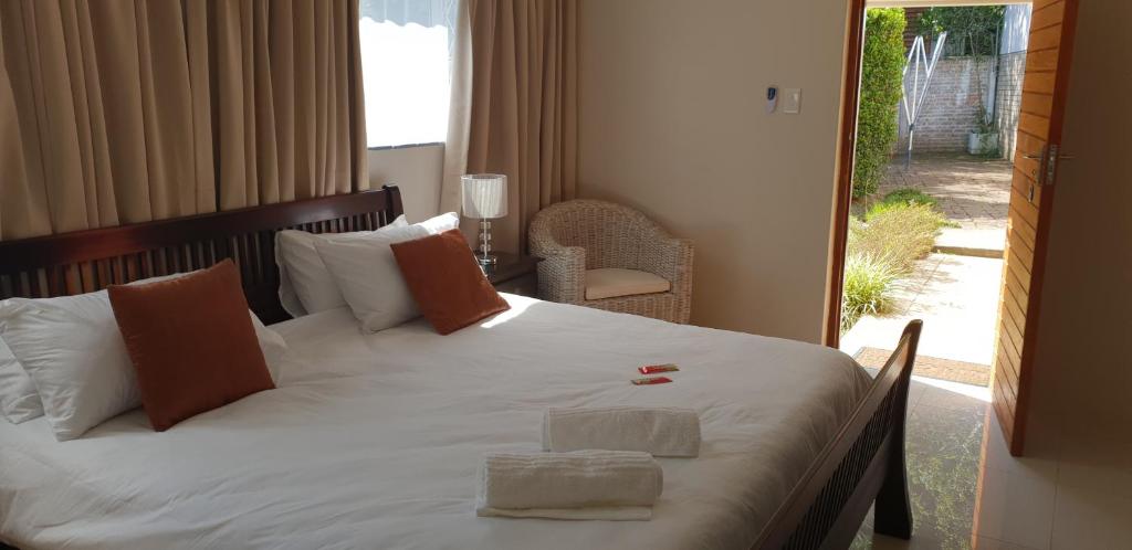 1 dormitorio con 1 cama blanca grande y 2 toallas en Montrose on Bunkers en East London