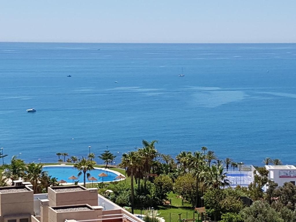 ベナルマデナにあるFrente al marのリゾートから海の景色を望めます。