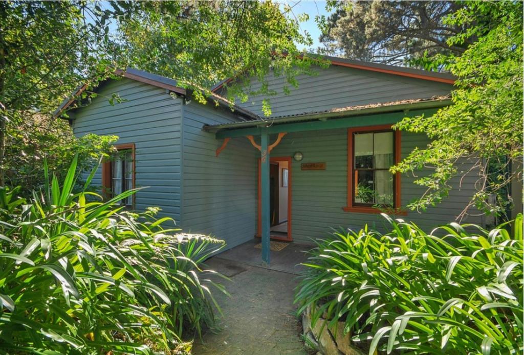 une maison bleue avec un chemin menant à elle dans l'établissement Sidneys Retreat, à Katoomba