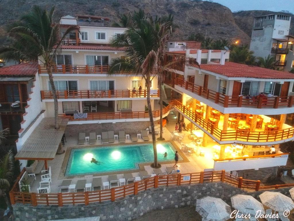 vista aerea di un hotel con piscina di Bungalows Playa Bonita a Máncora