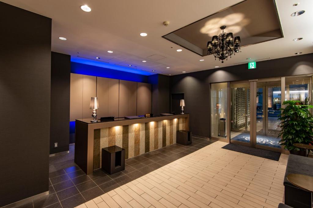 un vestíbulo con un bar con iluminación azul en Hotel Vista Sapporo Odori, en Sapporo