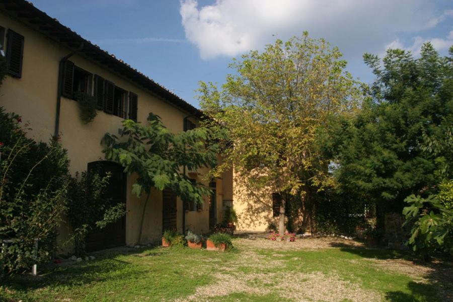 a house with a yard in front of it at Case Coloniche Berni in Impruneta