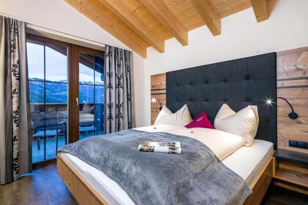 Postel nebo postele na pokoji v ubytování Alpin Chalet am Burgsee