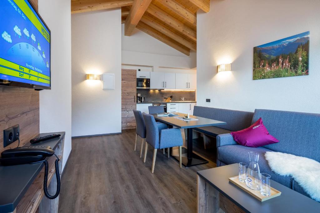 TV a/nebo společenská místnost v ubytování Alpin Chalet am Burgsee