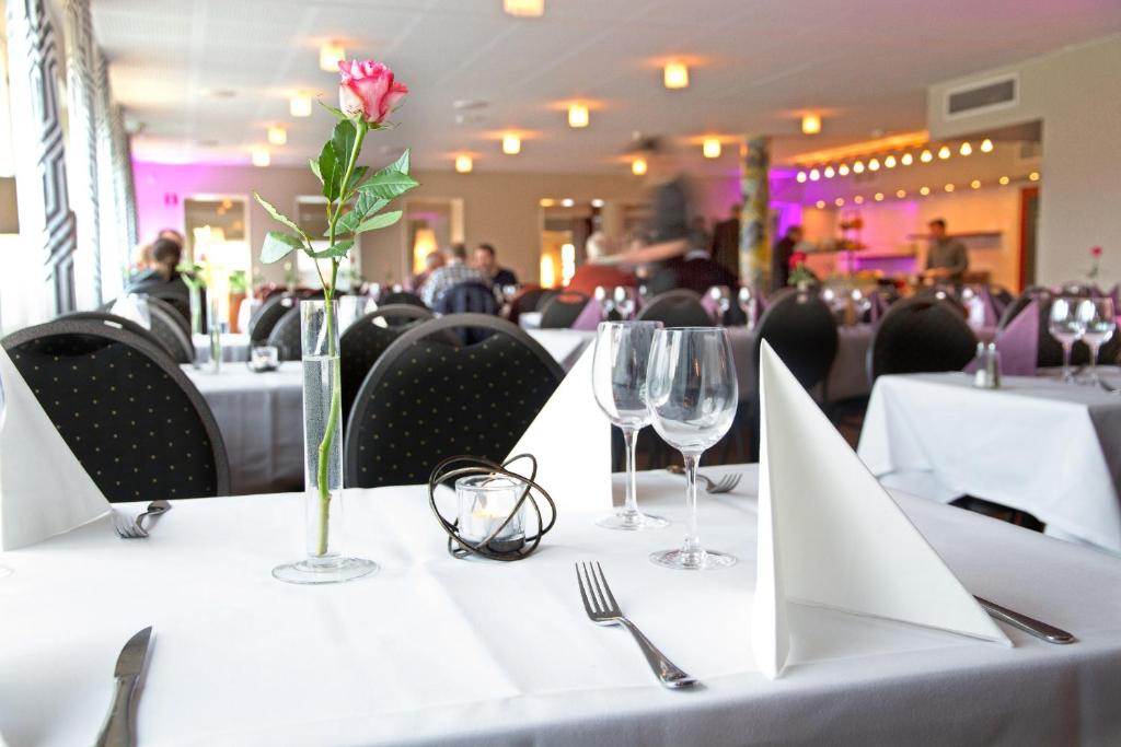 Restaurace v ubytování Hotell Åsen