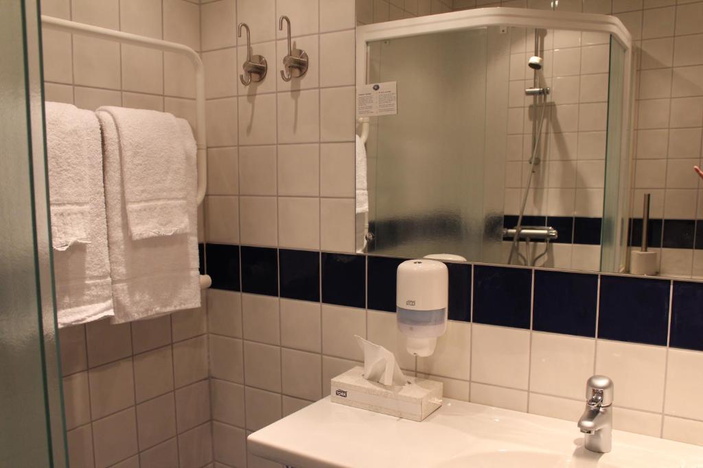 Koupelna v ubytování Hotell Åsen
