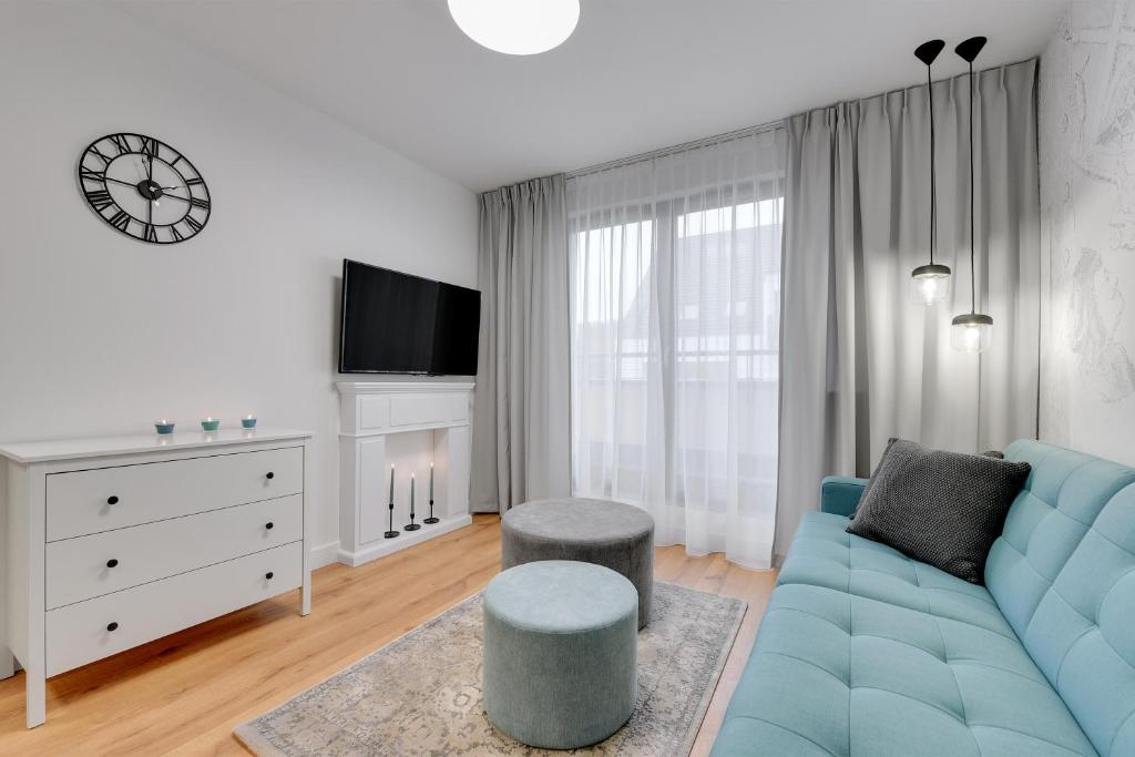 Televízia a/alebo spoločenská miestnosť v ubytovaní Aura Island Riverside by Downtown Apartments