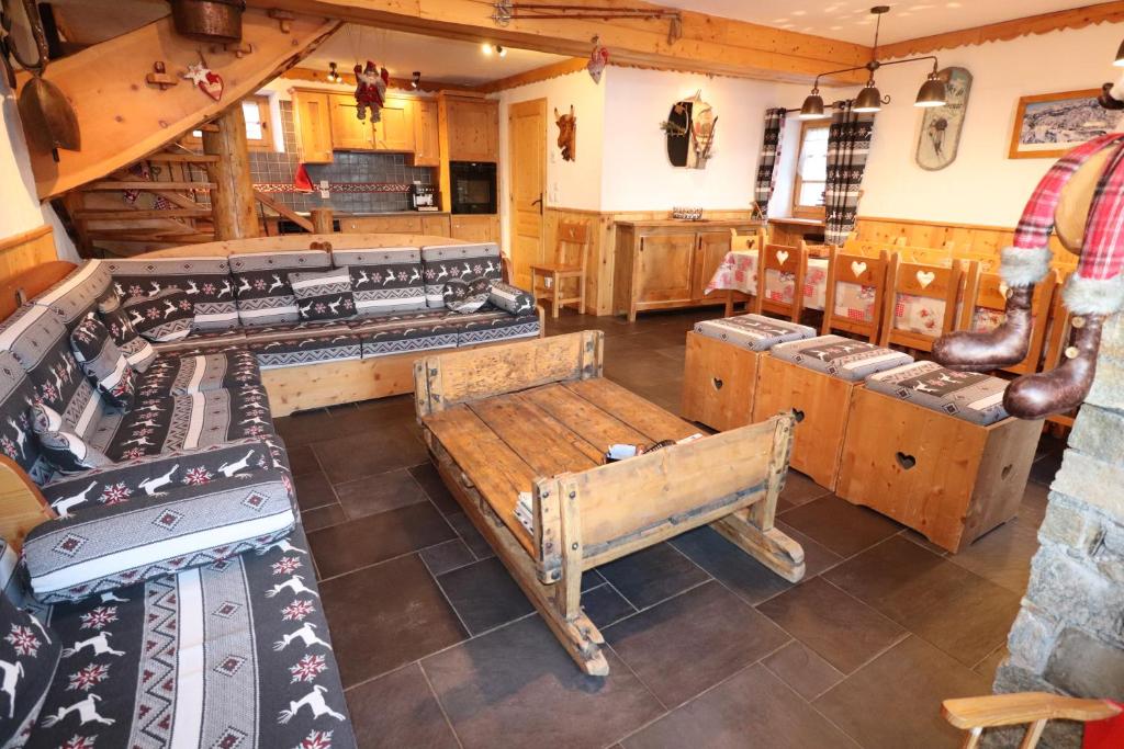 una antigua cocina con armarios de madera y un banco en una habitación en CHALET de charme 13 personnes avec Sauna SKI O PIEDS en Saint-Martin-de-Belleville