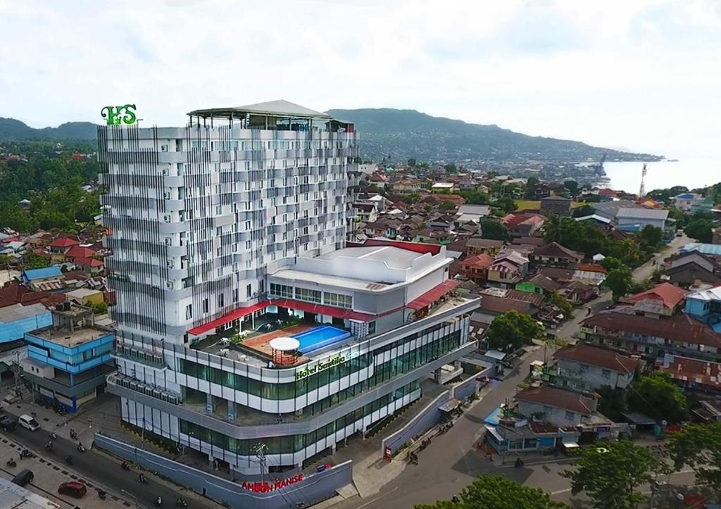 un grand bâtiment blanc dans une ville dans l'établissement Hotel Santika Premiere Ambon, à Ambon