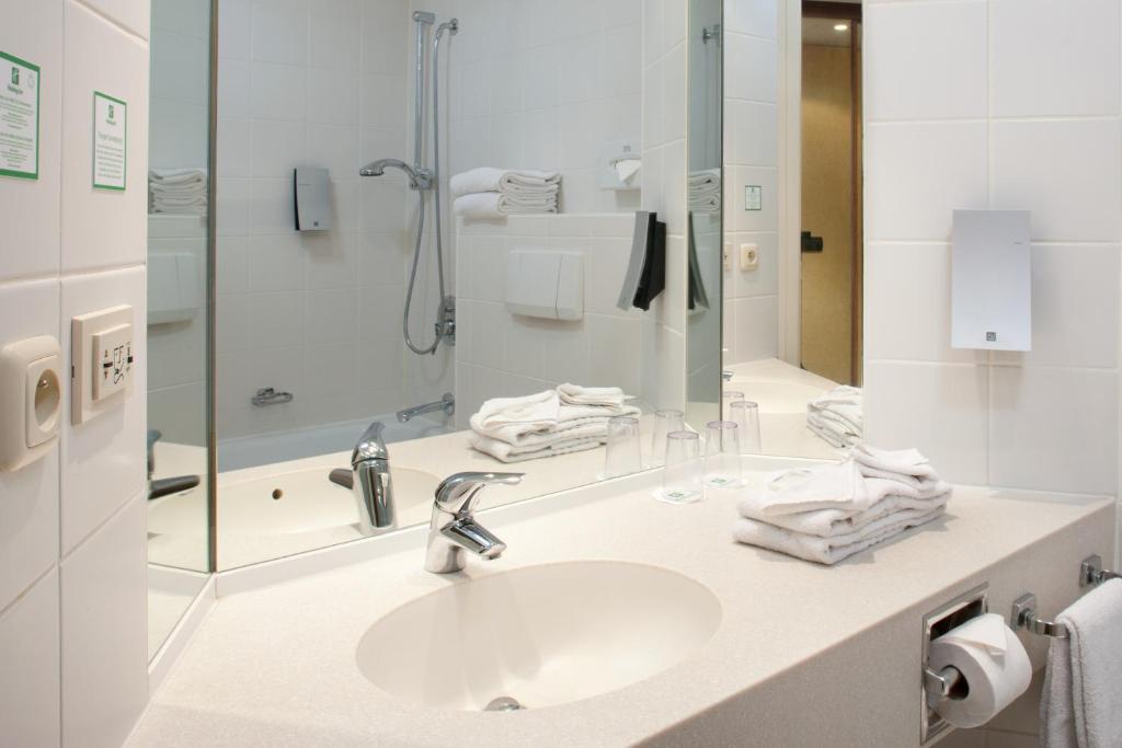 
Standard Room with Two Single Beds
