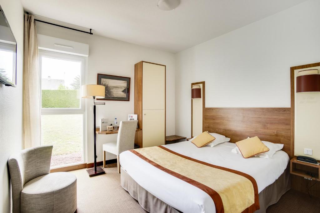 Postel nebo postele na pokoji v ubytování Brit Hotel De La Côte Des Havres