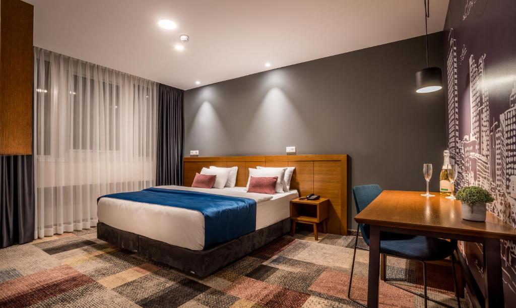 מיטה או מיטות בחדר ב-מלון אמבסי תל אביב