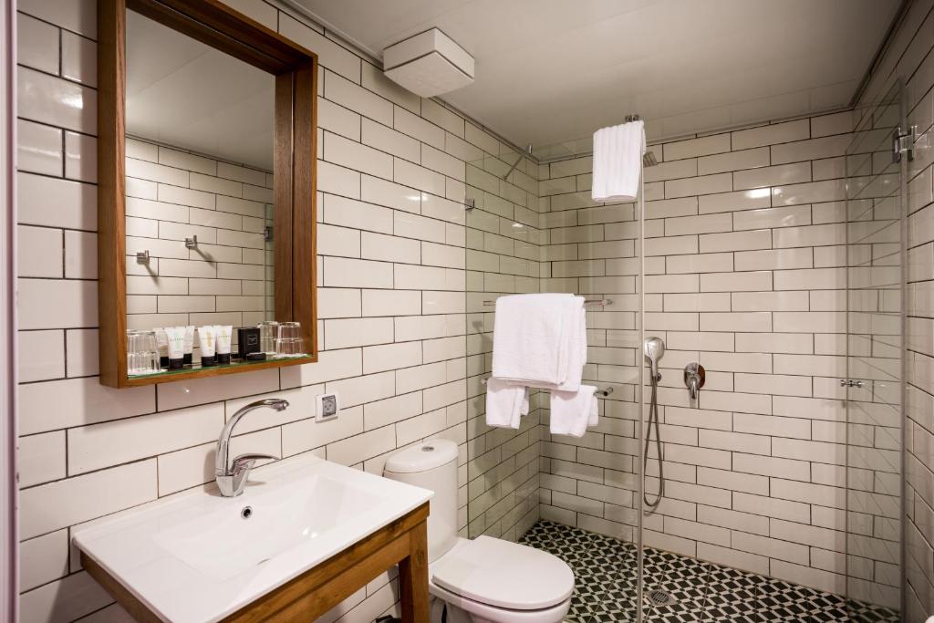 Koupelna v ubytování Embassy Hotel Tel Aviv