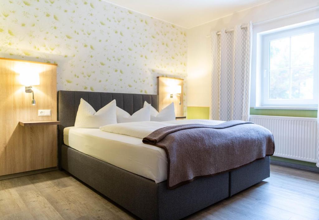 A bed or beds in a room at Hotel Zur Kutsche