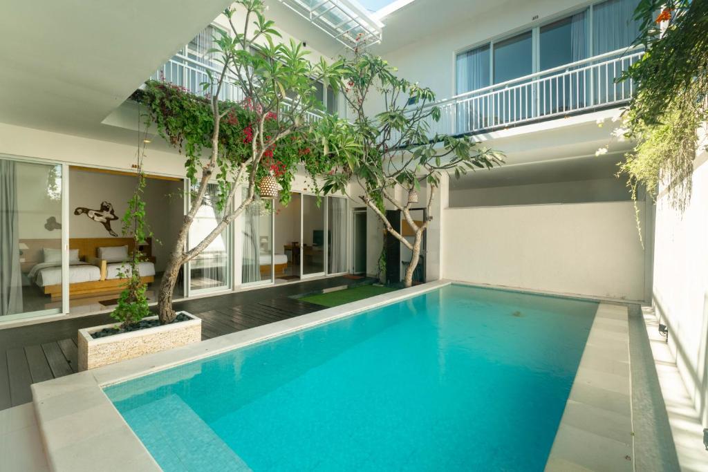 basen w środku domu w obiekcie Villa Bahagia by Bukit Vista w mieście Jimbaran