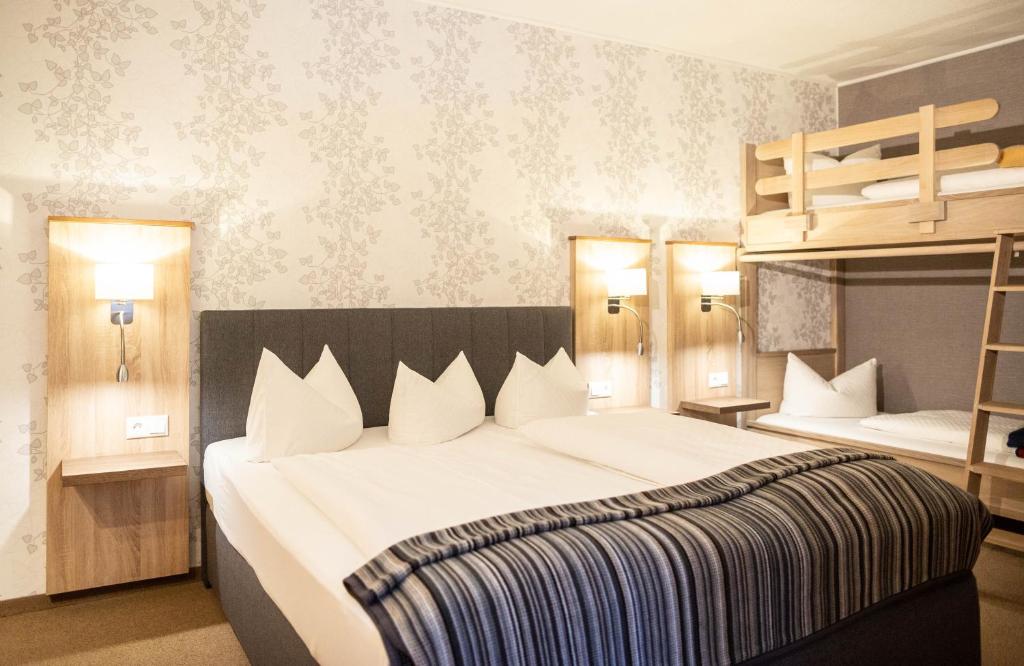 Postel nebo postele na pokoji v ubytování Hotel Zur Kutsche