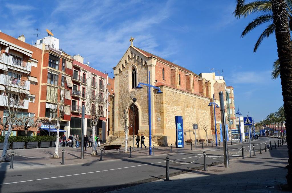 een kerk met een kruis aan de straatkant bij Tarragona Ciudad, El Serrallo AP-1 in Tarragona