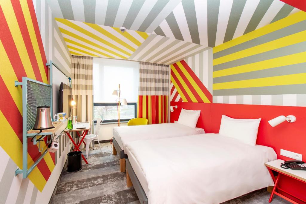 Postel nebo postele na pokoji v ubytování ibis Styles Warszawa Centrum