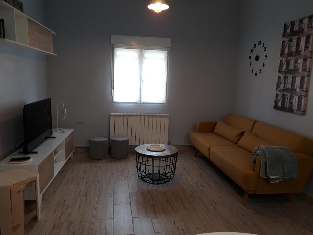 a living room with a couch and a television at Apartamento Colón VUT-47-132 in Valladolid