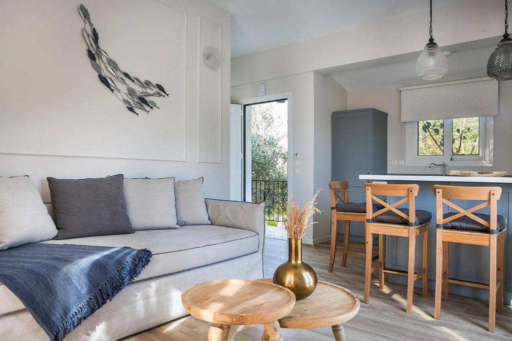 ein Wohnzimmer mit einem Sofa und einem Tisch in der Unterkunft Julia's Luxury Suites, Cephallonia near Argostoli in Kástron