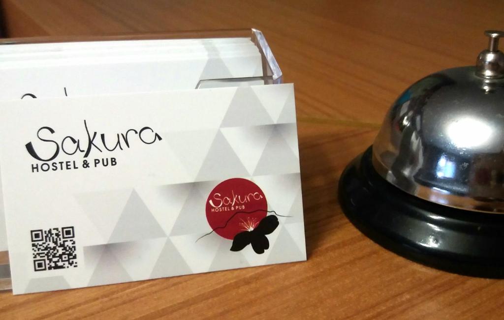 una caja de salsa de soja y una vela junto a una lámpara en Sakura Suit Hostel, en Fethiye