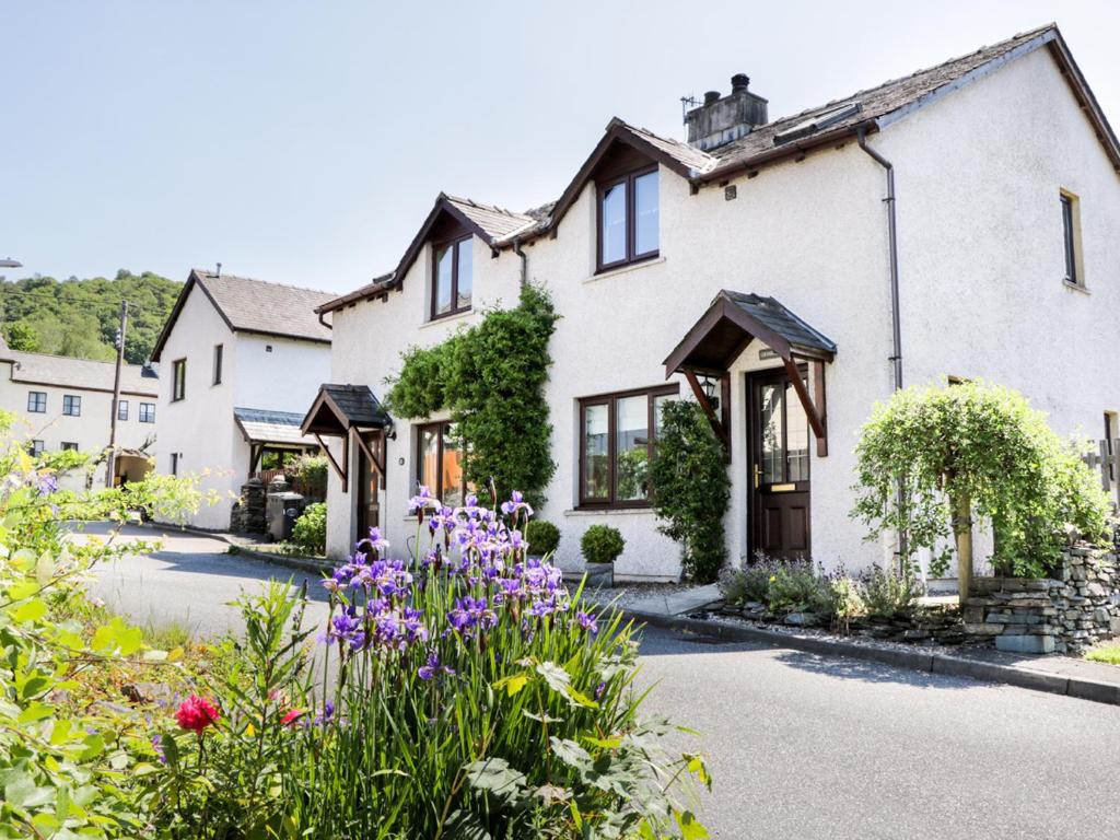 uma casa com flores em frente em Grimbles Cottage em Ulverston