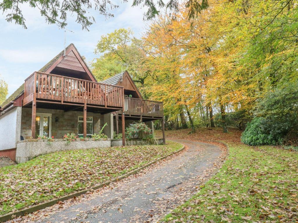 una casa con terraza y entrada en Brookview, en Callington