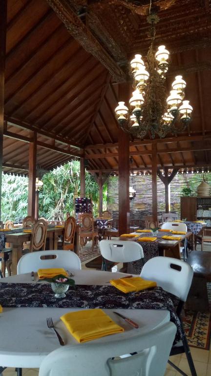 Restaurace v ubytování NDALEM NITIHARDJAN