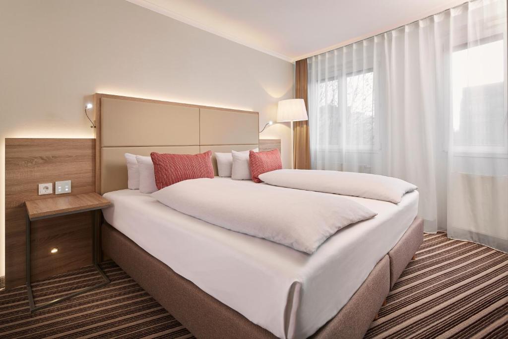 Postel nebo postele na pokoji v ubytování HYPERION Hotel Berlin